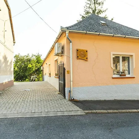 Pensjonat Tolnay Kuria Es Vendeghaz *