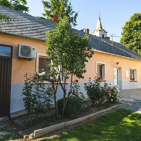 Tolnay Kúria és Vendégház *