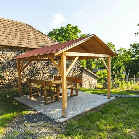 Vendégház Tolnay Kúria és *