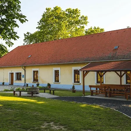 Pensjonat Tolnay Kuria Es Vendeghaz Nagygorbo
