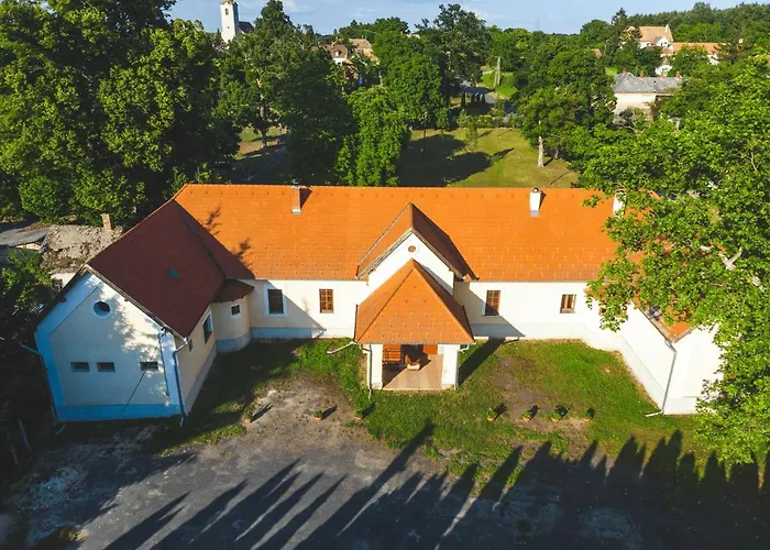 Tolnay Kuria Es Vendeghaz Nagygorbo